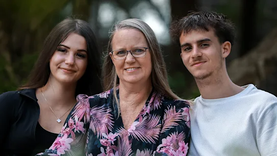 Jane Barbieri avec ses enfants Bella et Oscar.
