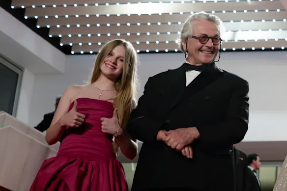 Alyla avec le réalisateur George Miller lors de la première de Furiosa : A Mad Max Saga à Cannes en 2024. 