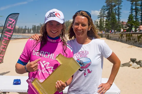 Wright, photographiée avec Layne Beachley après avoir remporté son premier événement WCT à 14 ans, a été en tournée pendant la moitié de sa vie.
