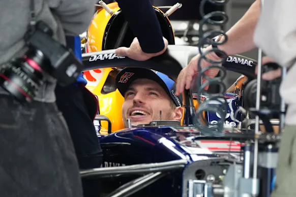 Verstappen parle à son équipage Red Bull à Suzuka.