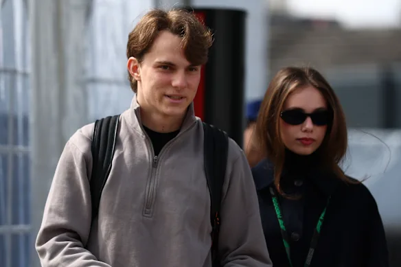 Piastri arrive au paddock de Suzuka avec sa compagne, Lily Zneimer.