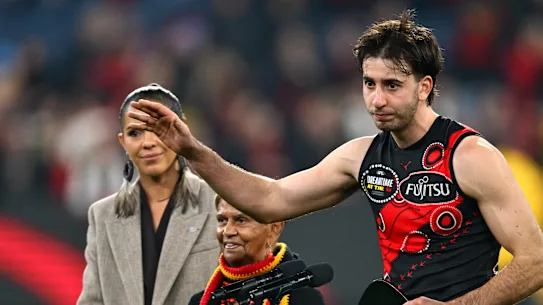 Il y a bien longtemps : Nic Martin accepte le prix Yiooken décerné au meilleur joueur sur le terrain lors de la dernière victoire des Bombers - contre Richmond lors du match Dreamtime at G l'année dernière.