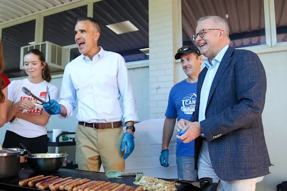 Le Premier ministre sud-australien Peter Malinauskas avec le Premier ministre Anthony Albanese le jour des élections à Adélaïde.