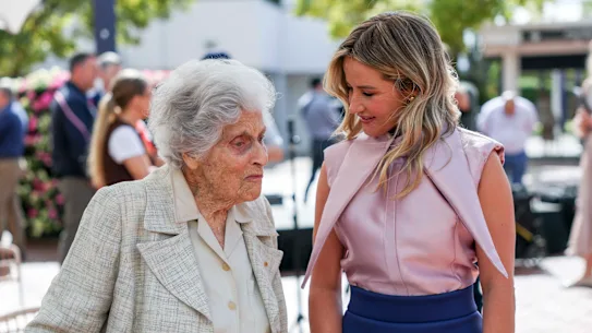 Michelle Payne avec Lady Marigold Southey AC qui a financé sa statue à l'hippodrome de Flemington.
