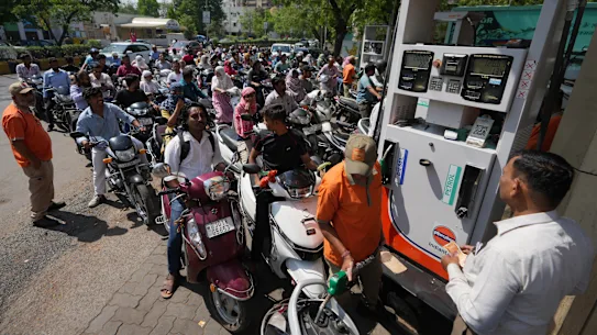 Les automobilistes font la queue pour obtenir du carburant à une pompe à Ahmedabad, en Inde, cette semaine.