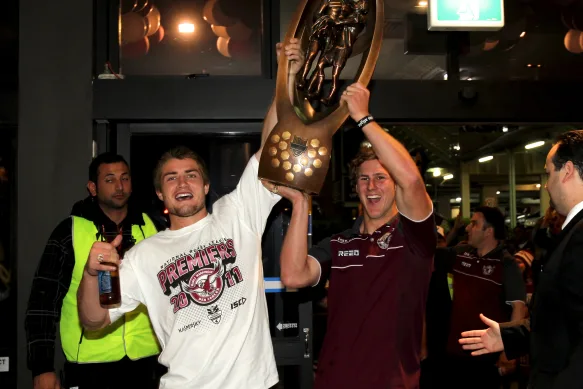 Kieran Foran et Daly Cherry-Evans arrivent au Manly Leagues Club avec le trophée de la LNR en 2011.