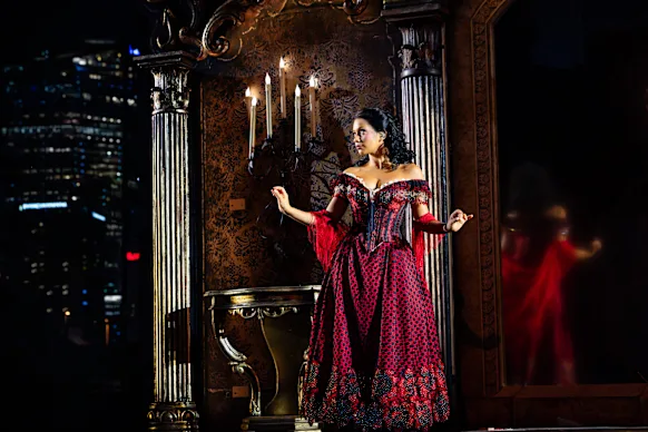 Jayme Jo Massoud dans le rôle de Meg Giry. 