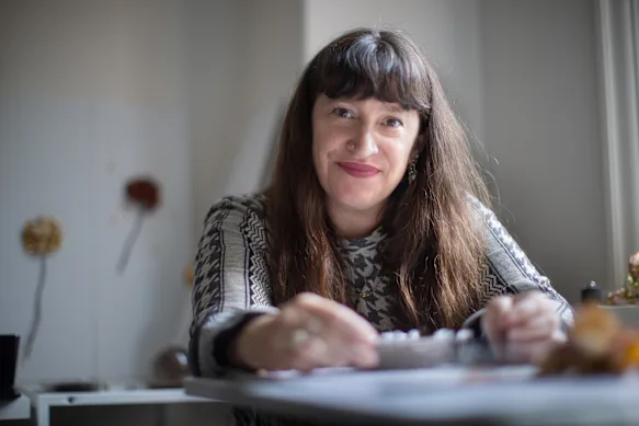 L'installation de Kate Davis comprendra une collection de nids faits de cheveux.