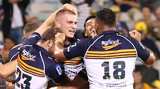 Les joueurs des Brumbies célèbrent un essai gagnant de Charlie Cale contre les Blues.