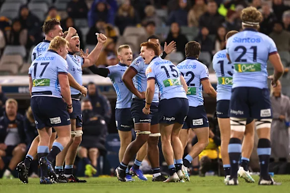 Sid Harvey (15 ans) célèbre avec les joueurs de Waratahs après le temps plein.