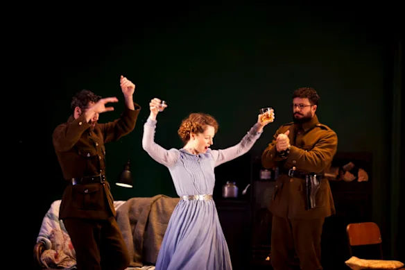 Miranda Otto (au centre) avec Patrick Brammall (à gauche) et Tahki Saul dans The White Guard de la Sydney Theatre Company en 2011. IMG_7705.jpg