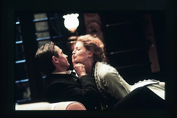 Peter O'Brien et Miranda Otto dans A Doll's House en 2002. Le couple s'est ensuite marié.
