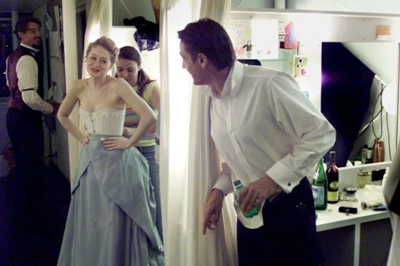 Miranda Otto et Peter O'Brien se préparent en coulisses pour une représentation de A Doll's House en 2002.