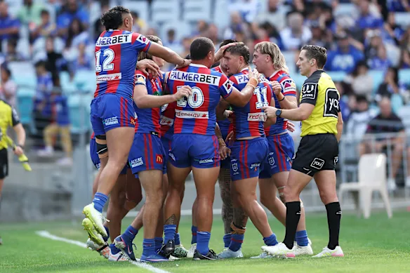 Les Chevaliers célèbrent un essai contre les Bulldogs.
