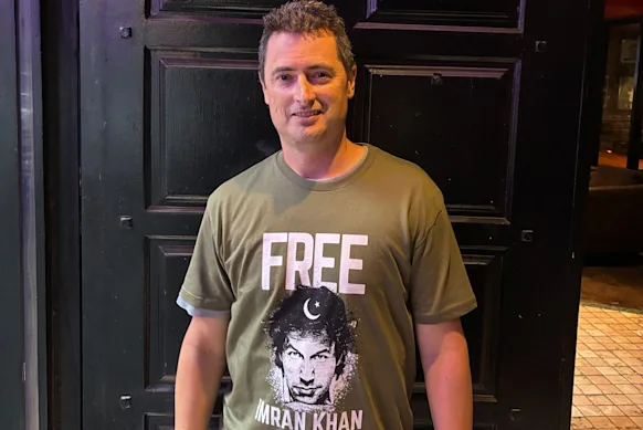 Luke Brown s'est vu refuser l'entrée dès le premier jour de la finale du Sheffield Shield à Junction Oval pour avoir porté ce t-shirt Free Imran Khan.