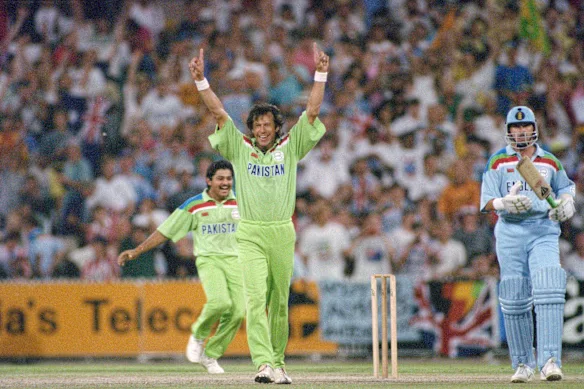 Imran Khan après que le Pakistan ait remporté la finale de la Coupe du monde 1992.