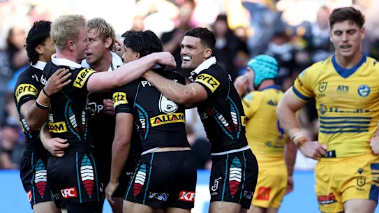 Penrith célèbre l'un des nombreux essais contre les Eels samedi.