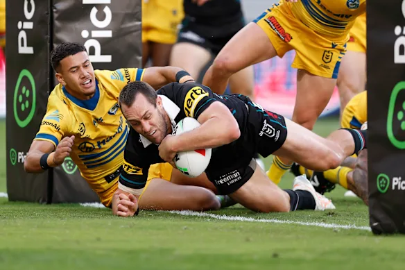 Isaah Yeo s'écrase pour le premier des huit essais de Penrith.