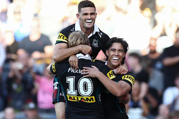 Nathan Cleary et Lindsay Smith célèbrent après avoir combiné pour un essai.