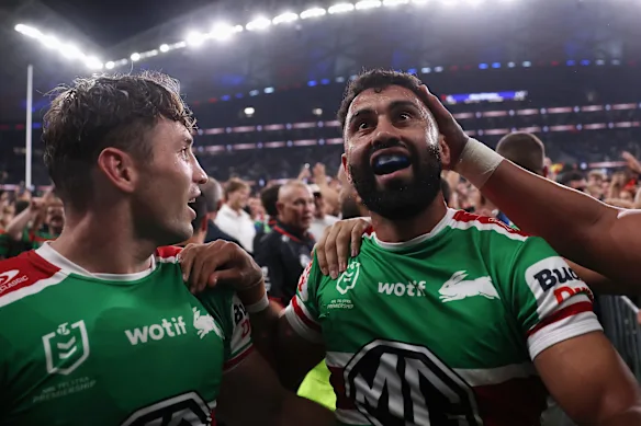 Alex Johnston (à droite).