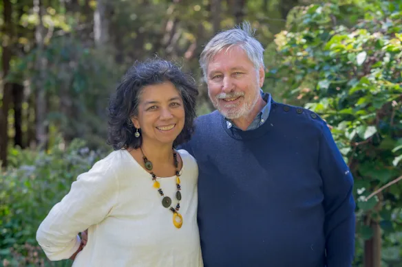 Dr Bessel van der Kolk avec son épouse et travailleuse du corps somatique Licia Sky.