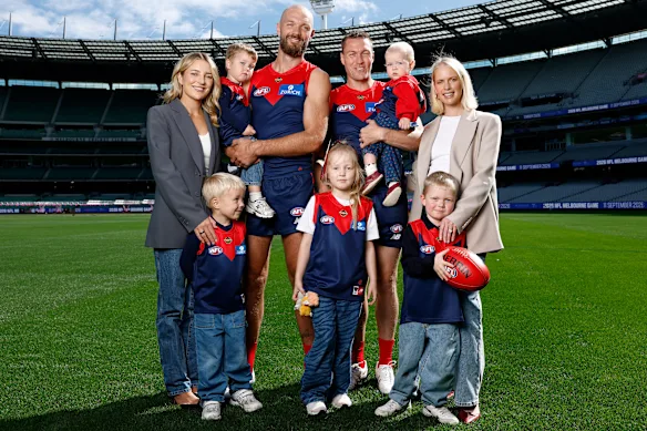 Max Gawn et sa femme Jess avec leurs enfants Louis et George. Tom McDonald et sa femme Ruby avec leurs enfants Hildie, Leo et Bella. Les deux joueurs atteignent 250 matchs dimanche. 