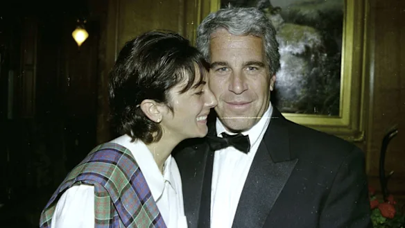 Un réseau puissant de grâce et de faveur : Jeffrey Epstein avec Ghislaine Maxwell.