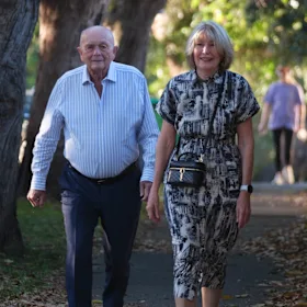 Gerry Harvey et sa femme Katie Page arrivent à la fête de Noël annuelle de Lachlan Murdoch l'année dernière.