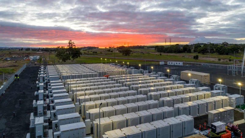 Les énergies renouvelables augmentent grâce à l’énergie des batteries dans un contexte de crise des prix du pétrole et du gaz