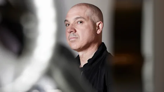 Sener Besim a rencontré sa femme lors d'une rencontre fortuite dans l'industrie de la mode.