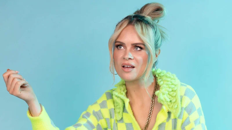 La star de "My Therapist Ghosted Me" parle de ses premiers amours et de la recherche de M. Right