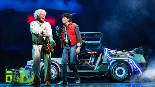 Roger Bart dans le rôle de Doc avec Casey Likes dans le rôle de Marty McFly dans la production originale de Broadway de Retour vers le futur The Musical. Bart joue le rôle en Australie. 