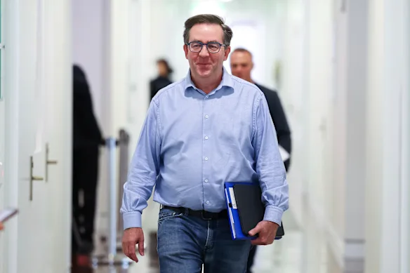 Le modéré libéral James McGrath a obtenu le soutien du principal candidat du LNP au Sénat pour les prochaines élections fédérales. 