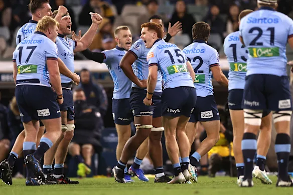 Les Waratahs célèbrent une belle victoire à Canberra.