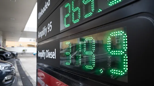 La flambée des prix du carburant n'est qu'un des éléments qui freinent les projets des retraités australiens.