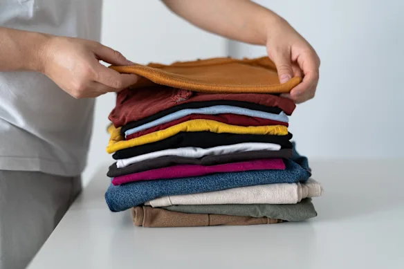 Selon les experts, avoir moins d’articles dans votre garde-robe contribue à simplifier les décisions que vous devez prendre chaque jour.