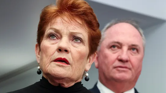 Pauline Hanson, dirigeante de One Nation, à gauche, avec son député de la chambre basse et ancien leader national, Barnaby Joyce.