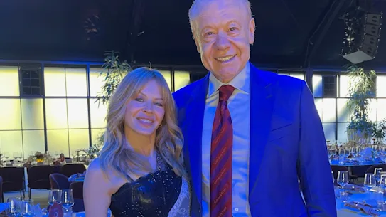 Kylie Minogue avec le patron de Visy Anthony Pratt. Kylie Minogue était l'artiste invitée de la soirée annuelle Visy dans la maison familiale Pratt à Kew.
