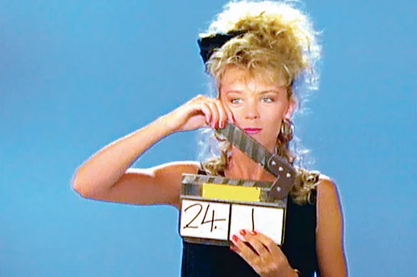 Kylie Minogue tourne le clip de son premier single Locomotion en 1987.
