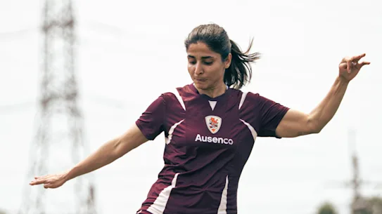 La joueuse iranienne de football Atefeh Ramezanisadeh photographiée à l'entraînement de Brisbane Roar.