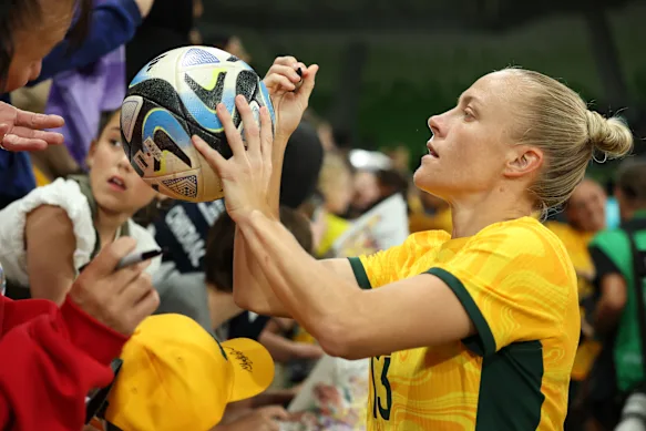 Tameka Yallop, d'Australie, signe des autographes pour les fans.