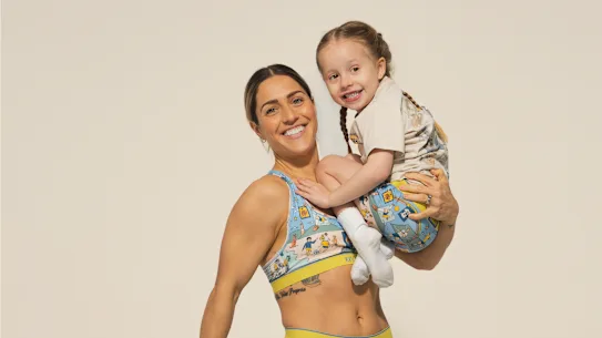 Katrina Gorry et sa fille Harper présentent la collection Knobby « Mini 19 ».