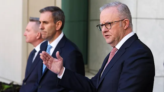 Anthony Albanese annonce lundi le plan national de crise du carburant, aux côtés des ministres Chris Bowen et Jim Chalmers.