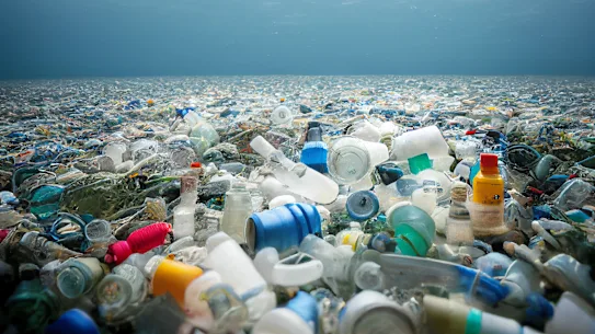 Les questions les plus controversées comprennent le plafonnement de la production, la gestion des produits en plastique et des produits chimiques préoccupants, ainsi que le financement pour aider les pays en développement à mettre en œuvre le traité.