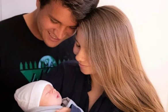 Bindi Irwin et son mari Chandler Powell avec leur premier enfant, Grace Warrior Irwin Powell, en 2021.