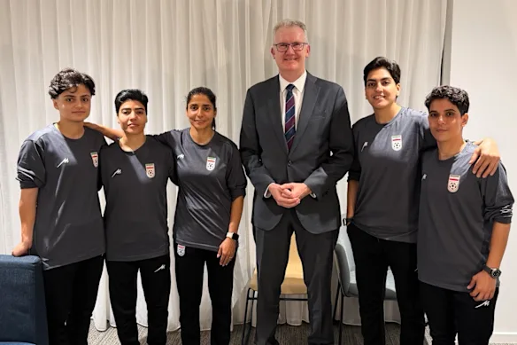 Le ministre de l'Intérieur, Tony Burke, avec cinq footballeuses iraniennes qui ont obtenu l'asile lundi soir. Certains joueurs ont désormais quitté l'Australie.