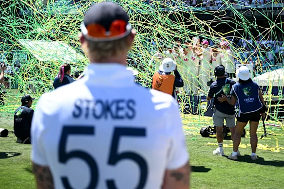 Ben Stokes regarde l'Australie célébrer le succès des Ashes à Sydney.