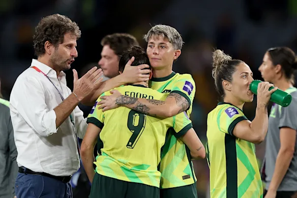 Joe Montemurro et Michelle Heyman consolent Caitlin Foord après un temps plein.