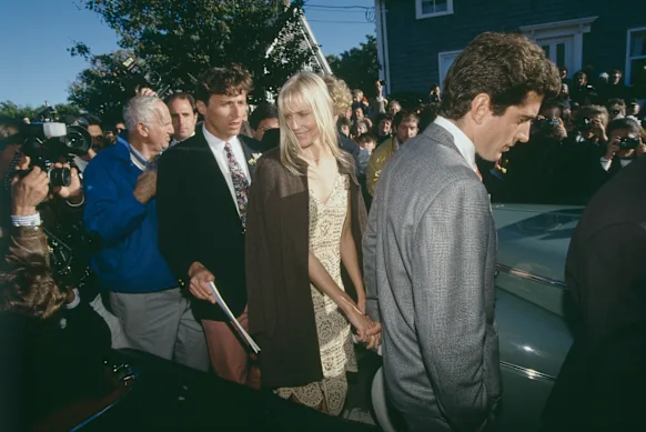 John F. Kennedy, Jr. et Daryl Hannah lors d'un mariage en 1993. Le couple s'est séparé l'année suivante.