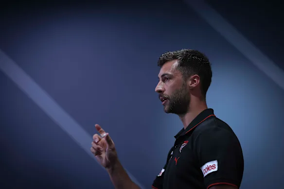 Kyle Langford d'Essendon fait face aux médias.